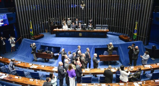 Senadores acompanham votação da PEC do Estouro