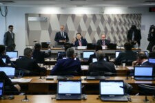 Sessão da CCJ do Senado discute a PEC da Transição