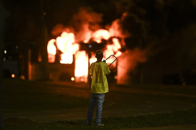 Brasília vive noite de caos com fogo em carros e ônibus 
