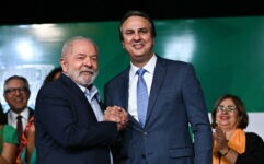 Lula ao lado do ministro da Educação, Camilo Santana