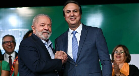 Lula ao lado do ministro da Educação, Camilo Santana
