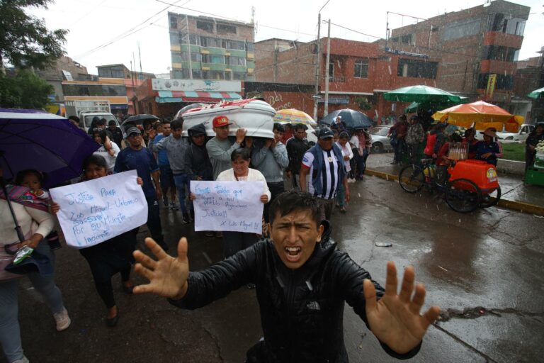 AME1375. AYACUCHO (PERÚ), 17/12/2022.- Familiares y amigos de los manifestantes asesinados cargan hoy sus féretros en Ayacucho (Perú). Al menos cuatro de los nueve fallecidos en los enfrentamientos que se produjeron el pasado jueves en Ayacucho fueron enterrados este sábado en esa región andina del sur de Perú, mientras las autoridades sanitarias trasladaron a Lima a siete heridos y afectados durante el estallido de violencia en esa localidad. EFE/ Miguel Gutiérrez
