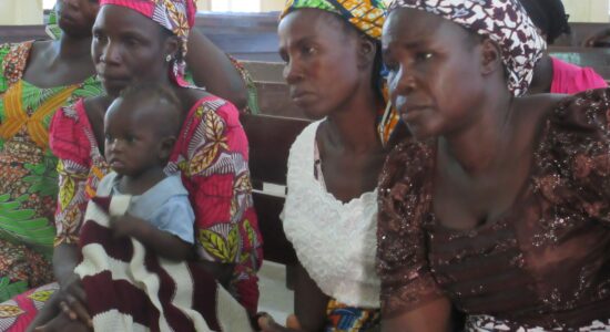 especial chibok mãs de meninas do chibok são consoladas durante reunião com Portas Abertas