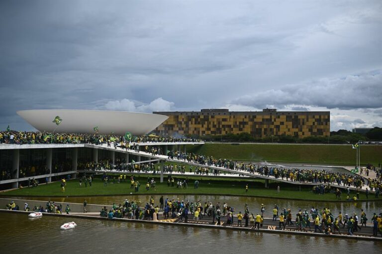 Manifestantes conseguem invadir STF e Palácio do Planalto