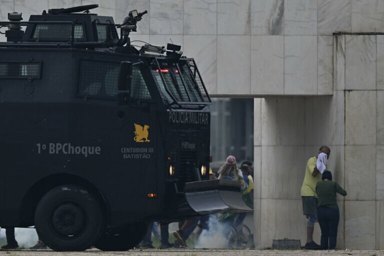 Imagens da manifestação em Brasília com invasão do Congresso, STF e Planalto