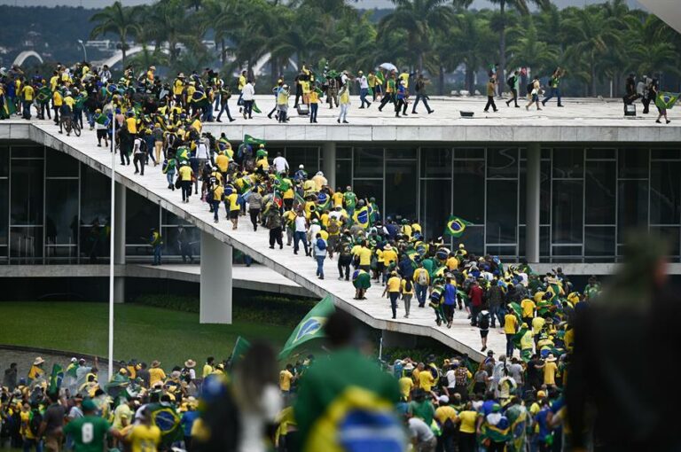 Manifestantes conseguem invadir STF e Palácio do Planalto