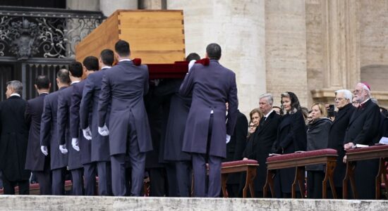 Caixão do papa emérito Bento XVI é levado para a Basílica de São Pedro