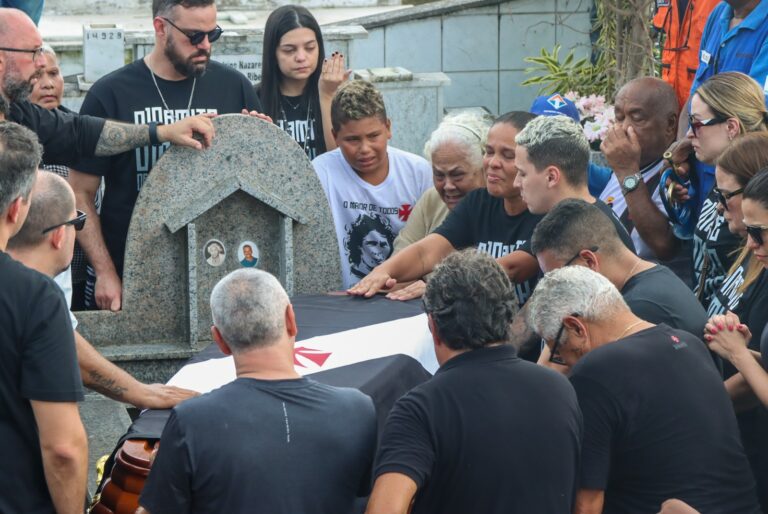 Dinamite é enterrado em Duque de Caxias, onde nasceu no Rio de Janeiro