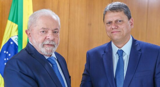 Presidente Lula ao lado do governador de São Paulo, Tarcísio de Freitas