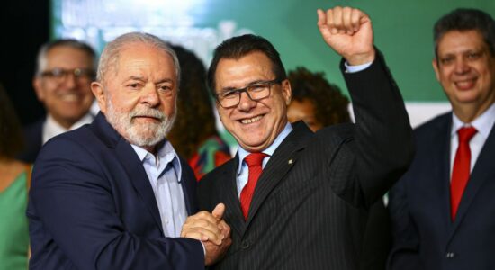 Luiz Marinho, ministro do Trabalho, ao lado de Lula