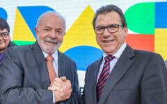 Lula ao lado do ministro do Trabalho, Luiz Marinho