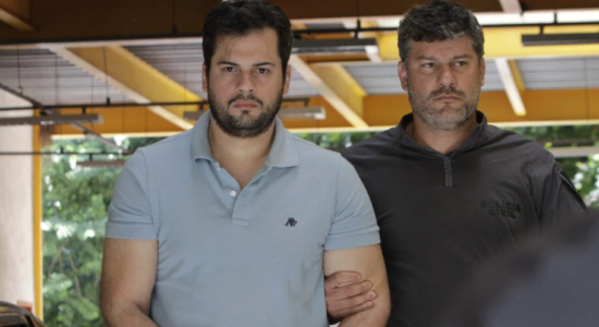 Andres Carrillo (do lado esquerdo), médico anestesista preso por abuso sexual contra pacientes