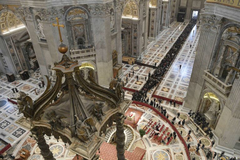 Corpo do papa Bento XVI é velado no Vaticano