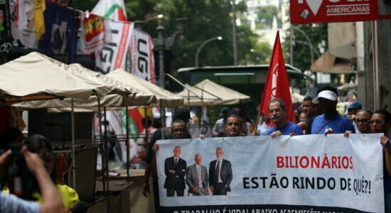 Funcionários da Americanas e sindicatos protestam no Rio