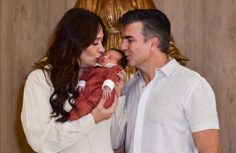 Claudia Raia e Jarbas Homem de Melo deixam maternidade com o filho Luca