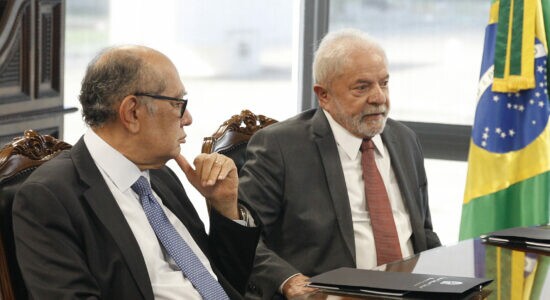 Gilmar Mendes ao lado de Lula em reunião após eleições