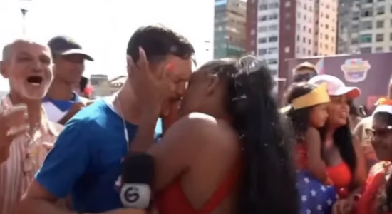 Repórter foi beijado por mulher durante transmissão