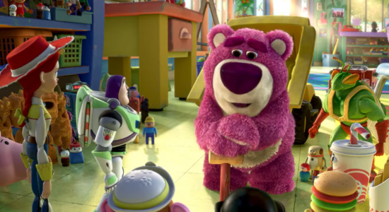 Urso Lotso, vilão em Toy Story 3, usa bengala