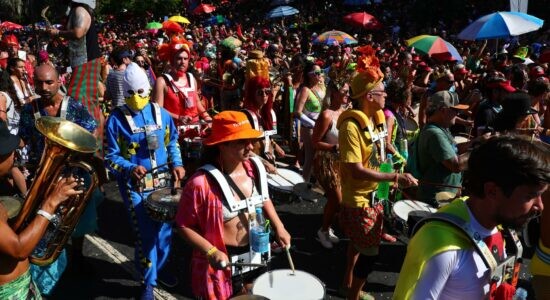 Miles de brasileños siguen entregados a un Carnaval que promete alargarse