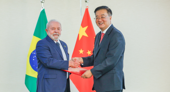 Presidente Luiz Inácio Lula da Silva e o embaixador da China, Zhu Qingqiao
