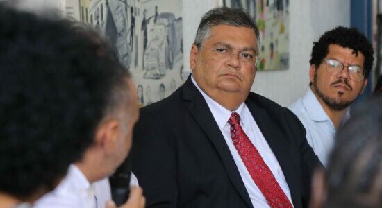 Flávio Dino durante agenda no Complexo da Maré