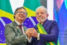 Gustavo Petro ao lado de Lula