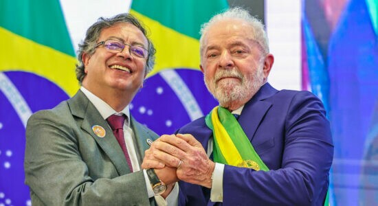Gustavo Petro ao lado de Lula
