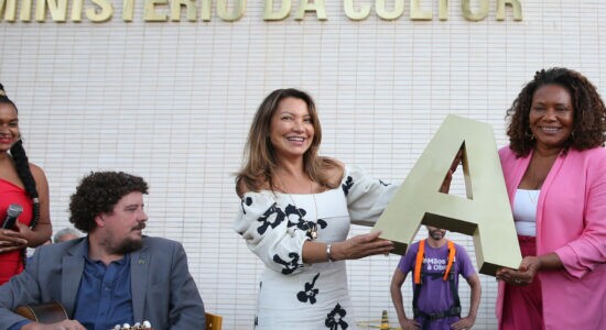 Janja e Margareth Menezes reinauguram letreiro do Ministério da Cultura