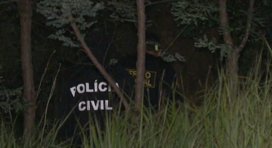 Policiais durante a retirada da ossada que estava perto do Planalto
