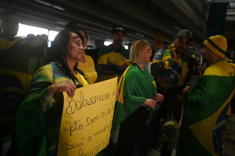 Apoiadores esperam por Bolsonaro no aeroporto de Brasília