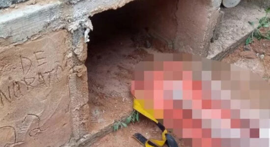Mulher é encontrada viva em túmulo após 10 horas presa