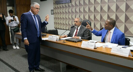 Momento em que o senador Eduardo Girão tentou entregar réplica de feto ao ministro Silvio Almeida