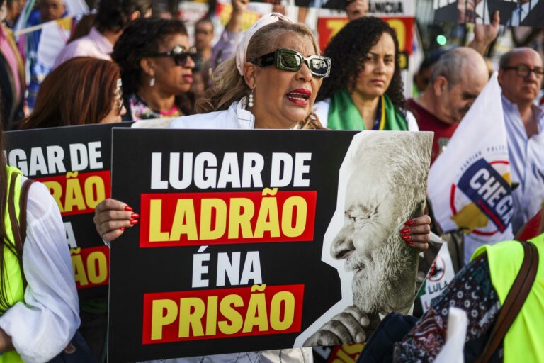 População protesta nas ruas de Portugal contra presença de Lula
