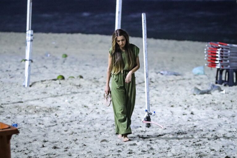 Patrícia Poeta sozinha em praia da Zona Sul carioca