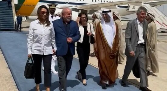 Lula na chegada aos Emirados Árabes