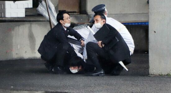 Homem é preso por suspeito de ataque a bomba em comício no Japão