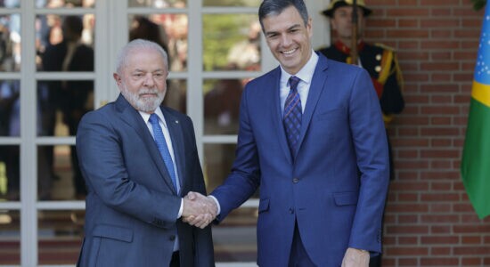 Presidente do governo da Espanha Pedro Sánchez ao lado de Lula