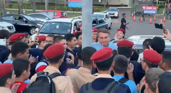 Bolsonaro é ovacionado por alunos de colégio militar no DF