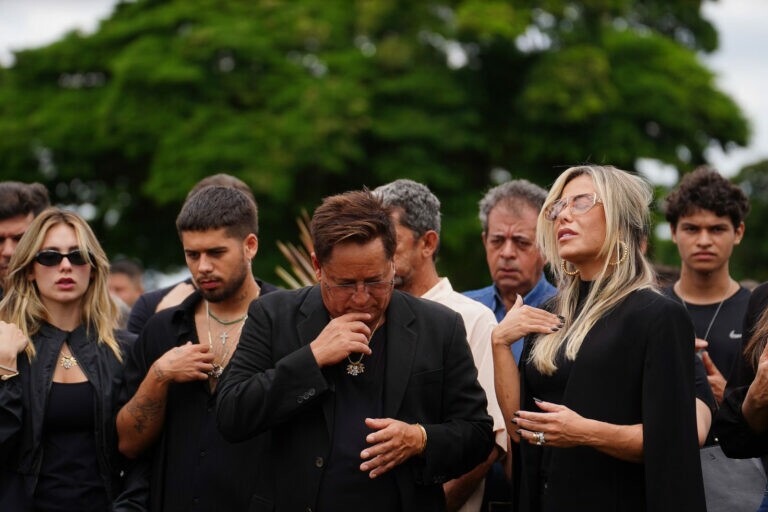 Família do cantor Leonardo no sepultamento da mãe do artista
