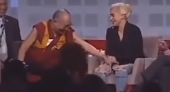 Dalai Lama tenta tocar partes íntimas de Lady Gaga