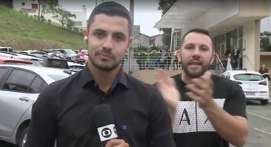 Homem interrompe repórter da Globo