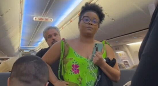 Mulher negra expulsa de avião