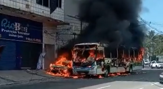 Ônibus incendiado em Caxias