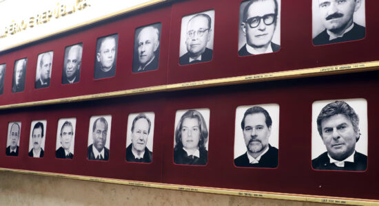 Aposição de fotos na galeria de ex-presidentes do STF