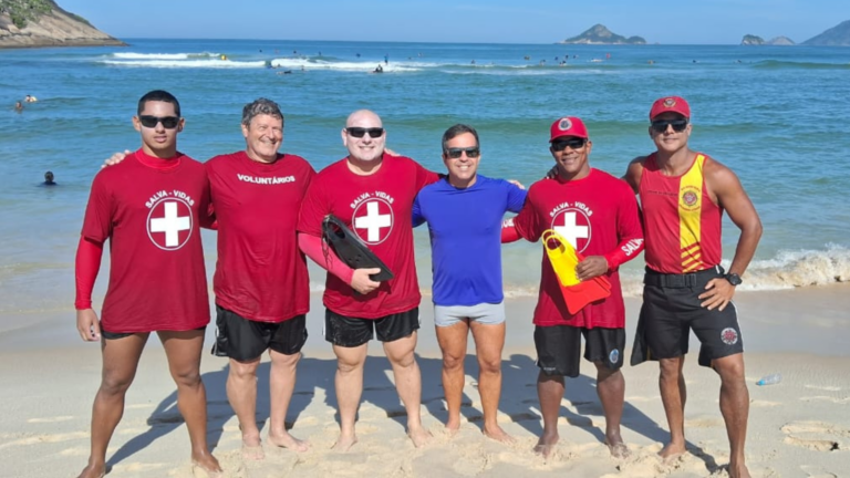 Mais de 1.200 pessoas foram batizadas em praia no RJ