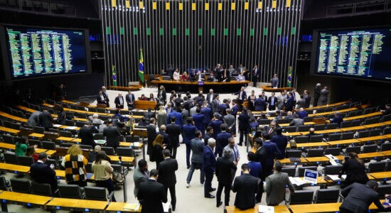 Deputados reunidos na sessão que votou o arcabouço fiscal