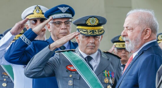 Foto dos três comandantes das Forças Armadas prestando continência a Lula