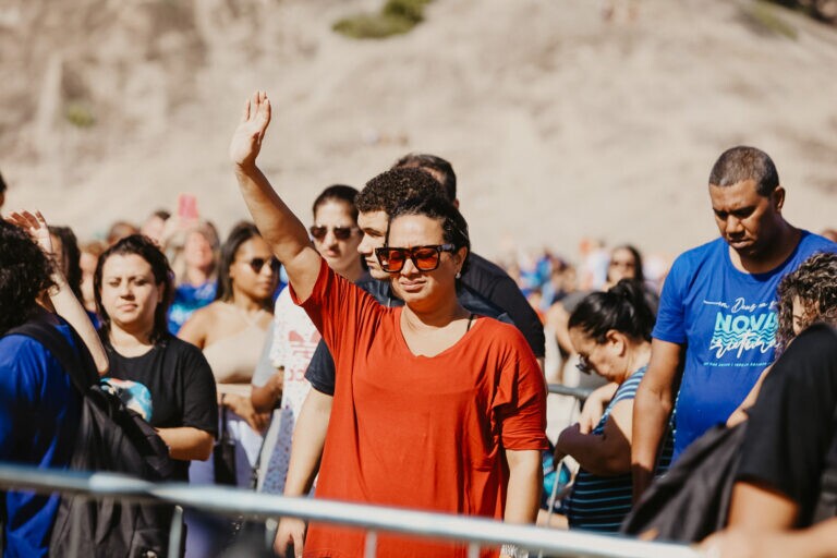 Mais de 1.200 pessoas foram batizadas em praia no RJ