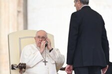 Papa Francisco interrompeu audiência para atender telefonema