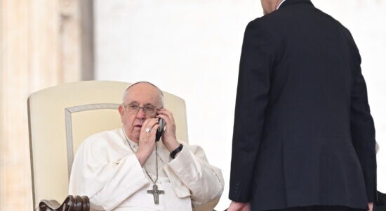 Papa Francisco interrompeu audiência para atender telefonema